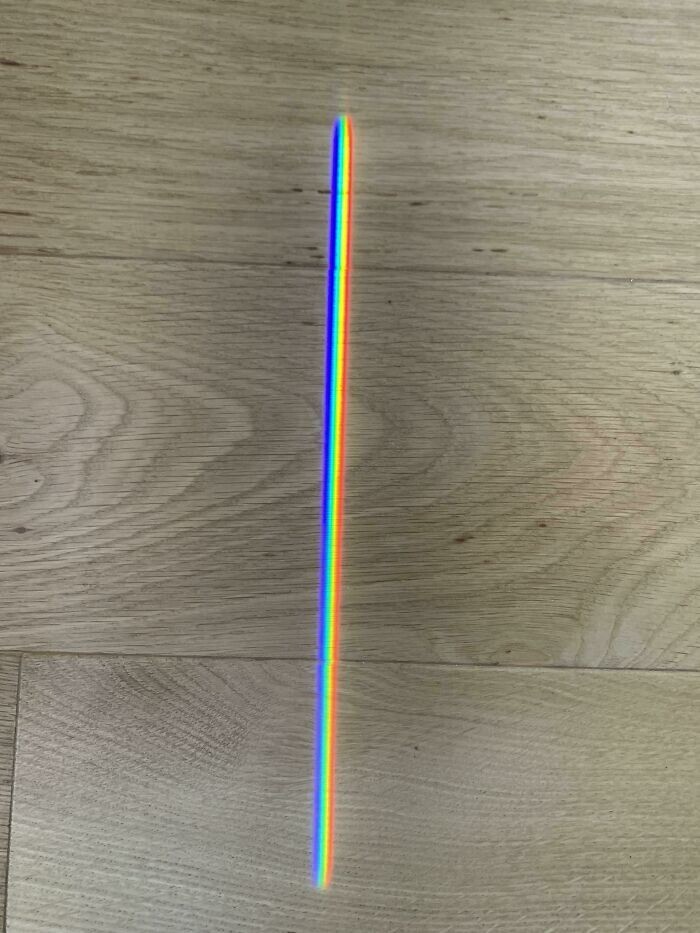 16. "Идеальный цветовой спектр на полу моей комнаты"