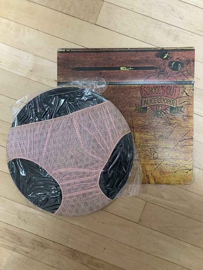 26. "У моей мамы есть нераспакованная пластинка Элиса Купера 1972 года с трусиками в комплекте"