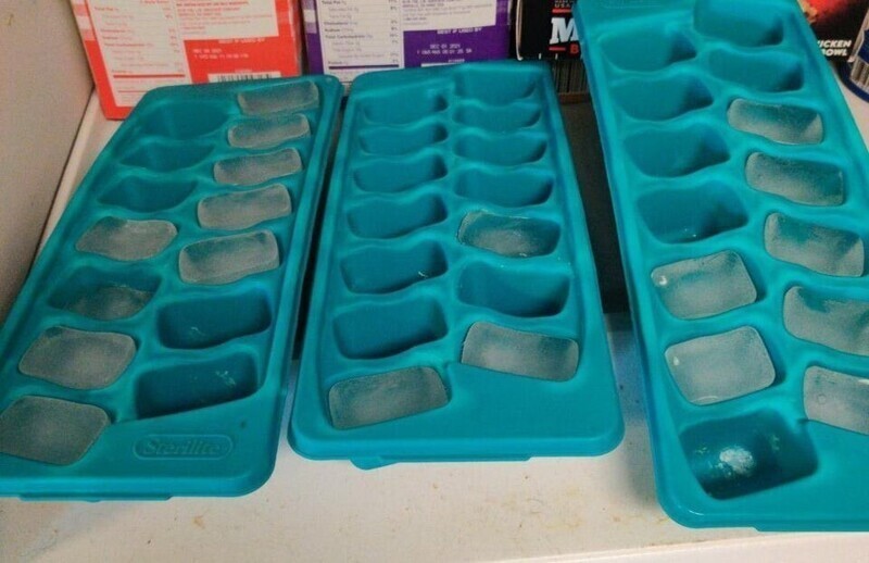 Моя жена не вынимает весь лед из одного лотка, прежде чем использовать другой