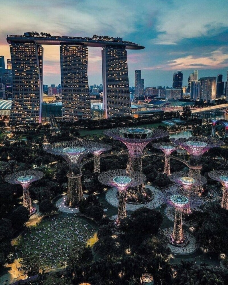 Курорт казино Marina Bay Sands в Сингапуре похож на декорации фильма о будущем