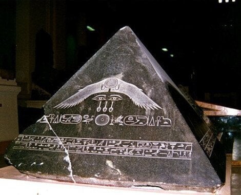 Краеугольный камень нетронутой пирамиды, один из немногих сохранившихся