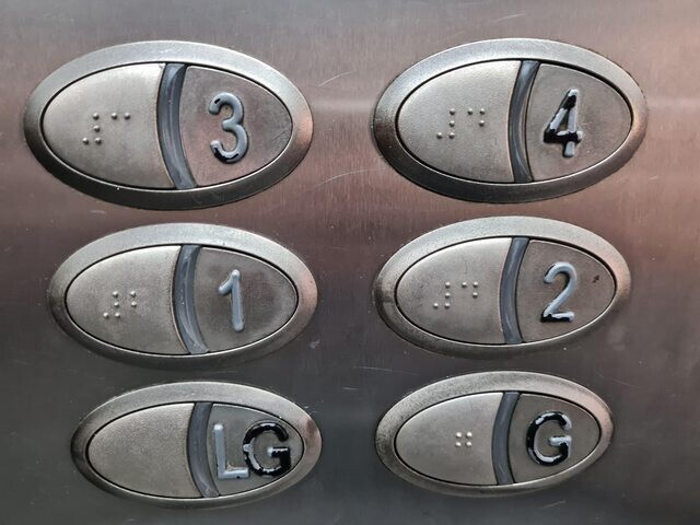 Кнопки в лифте изношены. И сразу видно, что на 4 этаж мало кто ходит пешком