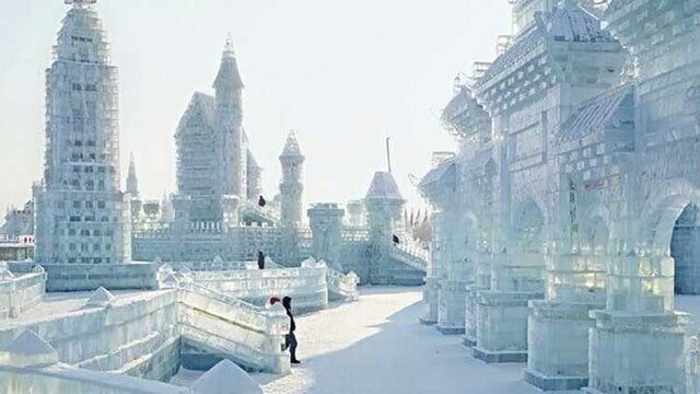 Каждый год в Харбине, Хэйлунцзян, Китай, проходит международный фестиваль ледяных и снежных скульптур, на котором люди строят гигантские ледяные сооружения размером с целый город