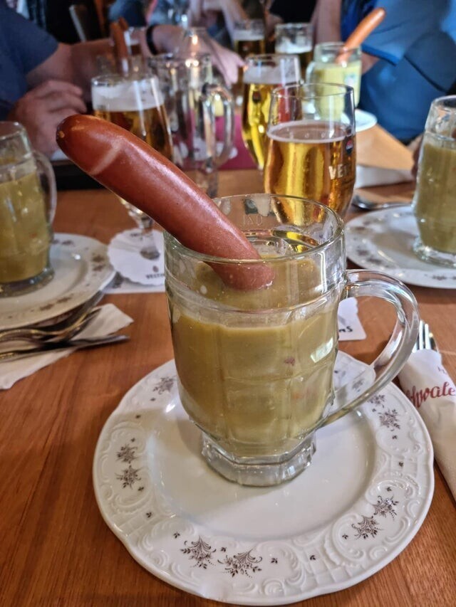 В одном из немецких баров нам подали сосиски в чашках