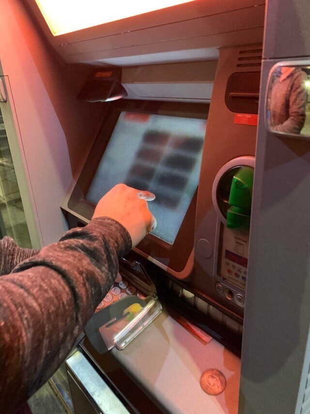 В большинстве банкоматов экран устроен таким образом, что вы не можете видеть информацию на нём, если стоите сбоку