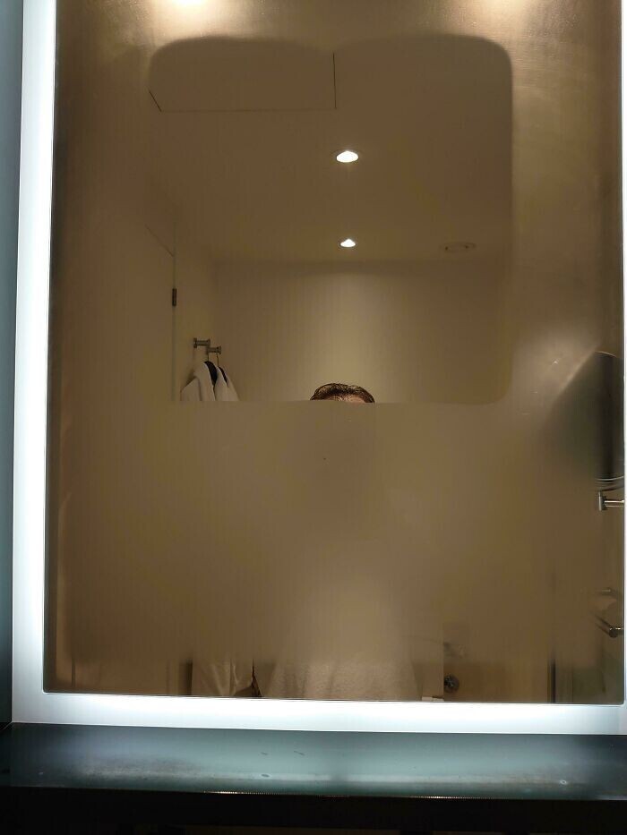 "В моем отельном номере на зеркале в ванной есть незапотеваюшее окошко. К сожалению, не для моего роста"