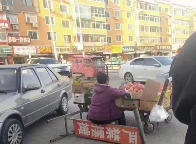 В Китае запрещают подобную торговлю на улицах, но люди продолжают