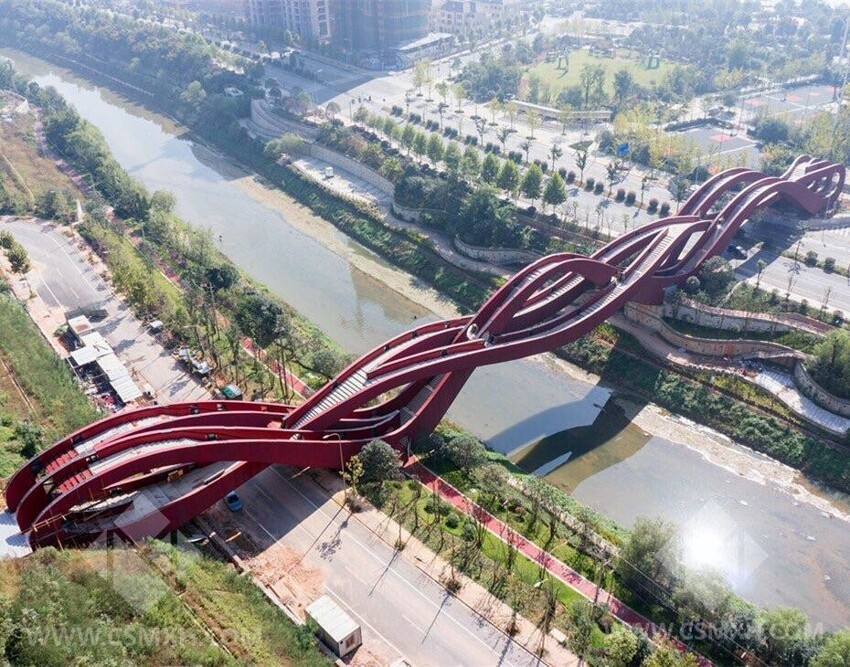 Просто современный мост в Китае, который больше напоминает аттракцион