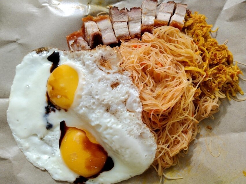 Обычный завтрак в Малайзии, состоит из том яма бихун, курицы ренданг, жареной свинины и яичницы