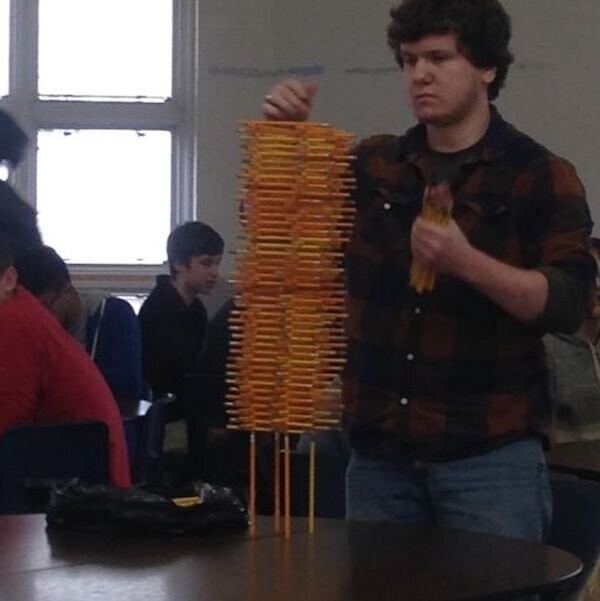 "Один парень в нашей школе любит и умеет строить башни из карандашей"