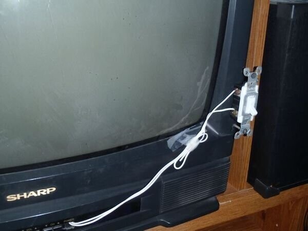 "У нас сломалась кнопка включения телевизора, но отец придумал, как ее починить"