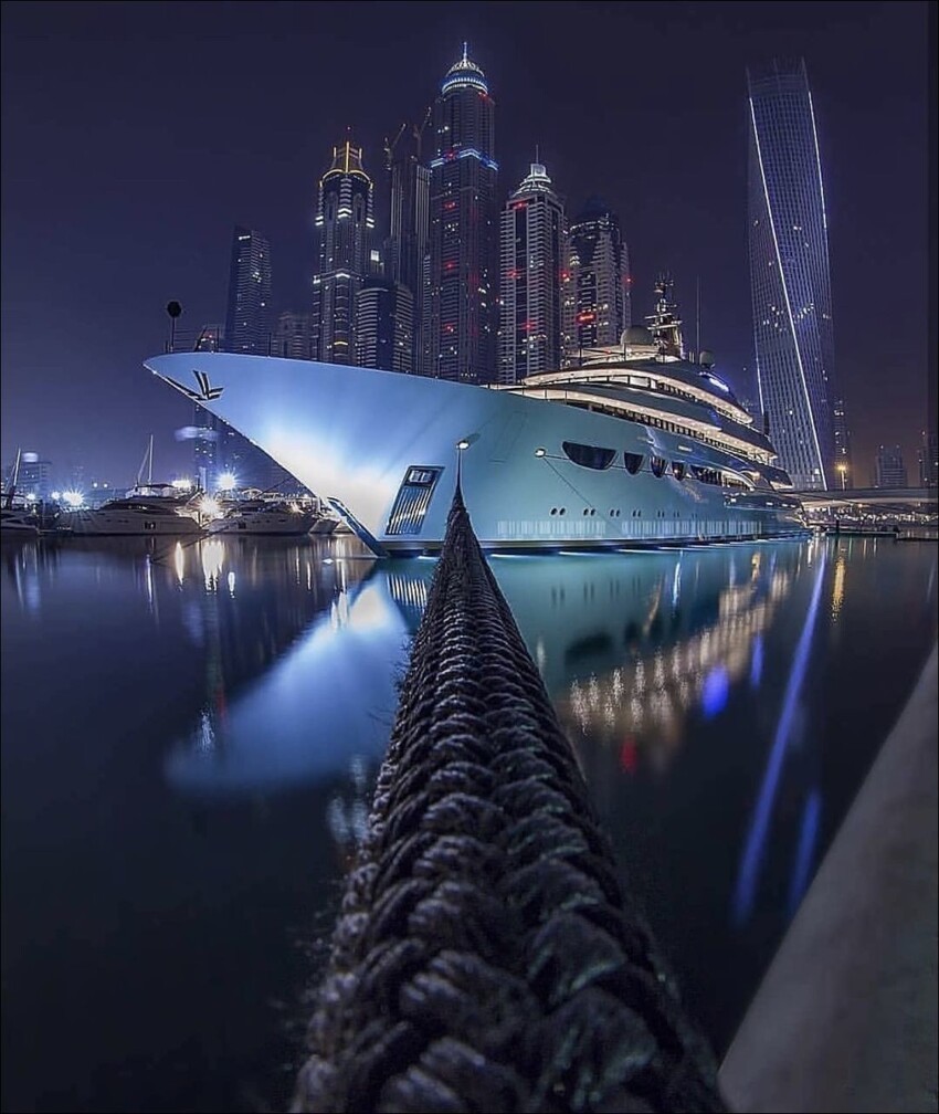 Яхта делает селфи на фоне небоскрёбов Дубая
