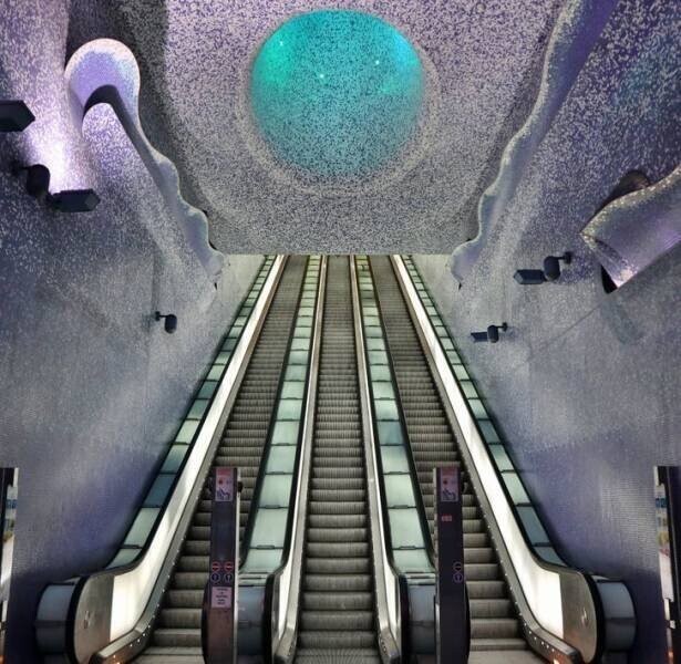 23. Станция метро "Толедо" в Неаполе, Италия