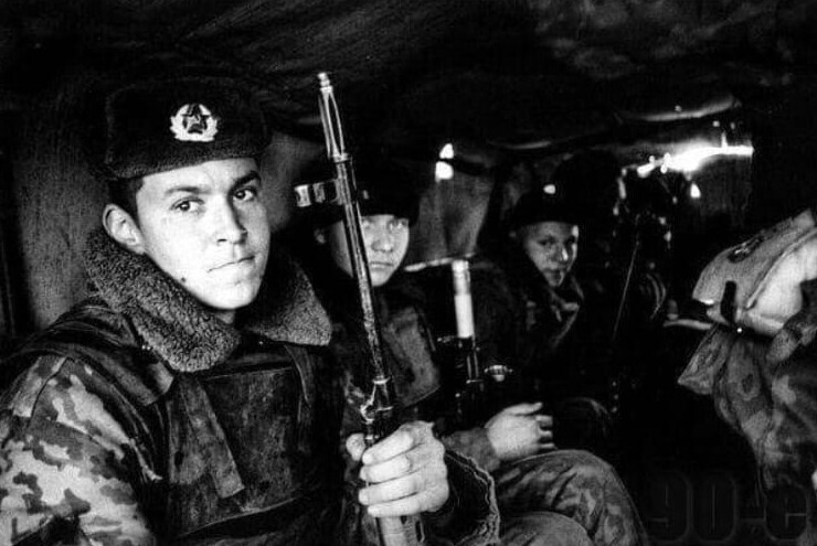9. Российские солдаты едут в кузове грузовика на штурм Грозного, 31 декабря 1994 года
