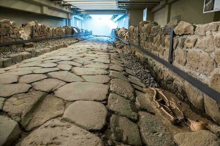 30. Римская дорога, которую нашли во время строительства нового Макдоналдса в Марино, Италия. Когда раскопки завершились, в ресторане установили стеклянный пол, чтобы ее было видно.