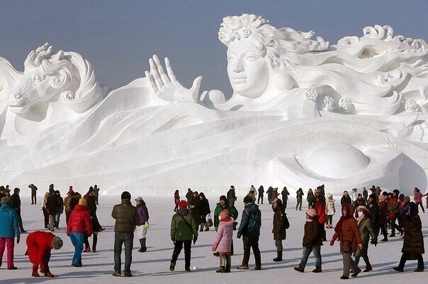 Гигантская скульптура из снега в Калининграде: 117 метров в длину и 26 метров в высоту