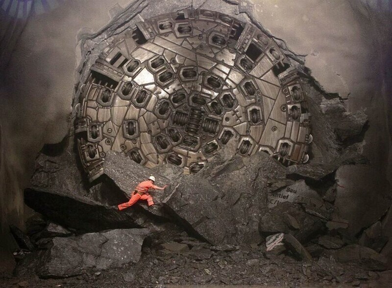 Самая мощная туннельная бурильная установка, 120-метровый механический "земляной червь"