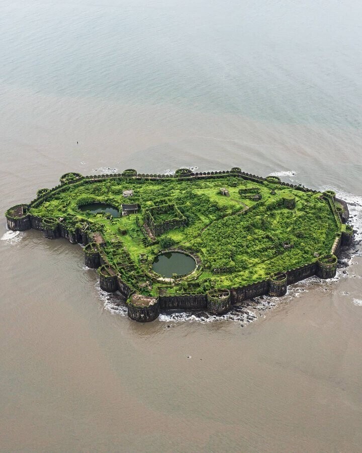 Форт Джанджира, Индия. Непобедимый Форт. У него было несколько тайных проходов под морем, которые выходили к близлежащим деревням