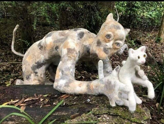 Эта скульптура сделана из кошачьей шерсти. Разве такое забудешь?