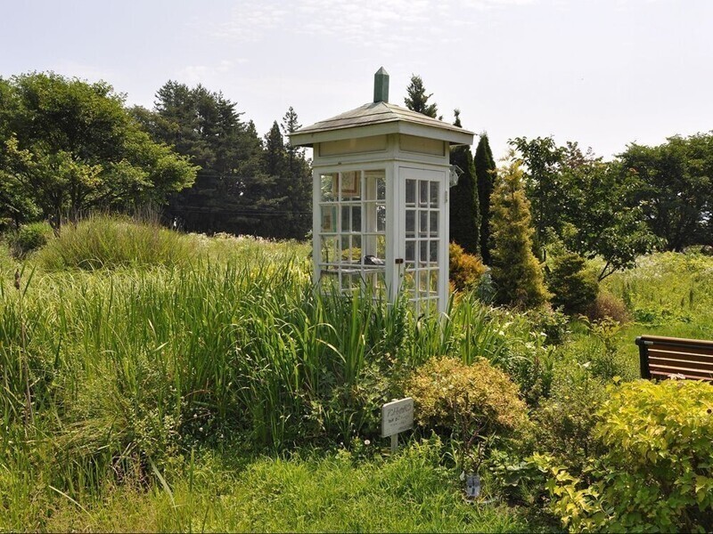 Эта телефонная будка известна как "телефон ветра" на северо-востоке Японии. В ней нет связи, но она служит символическим памятником, к которому люди стекаются, чтобы” позвонить " родственникам, потерянным в результате землетрясения и цунами 2011 год