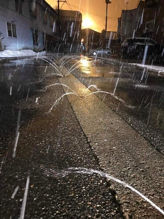 В некоторых местах Японии, где выпадает много снега, на улицах есть спринклеры с соленой водой, чтобы они не замерзали