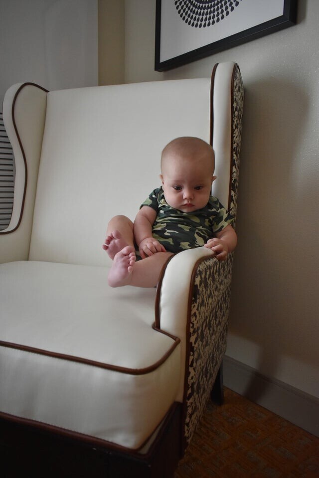 Малыш парит над креслом