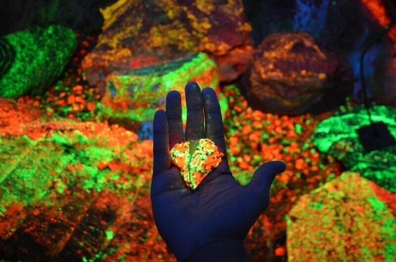 Светящиеся минералы в пещере в Китае