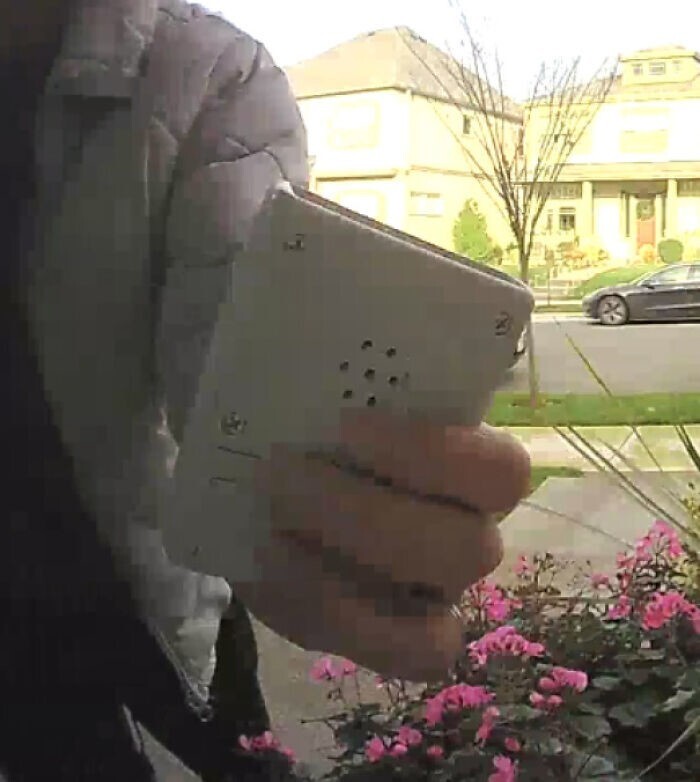 4. «Мои соседи поделились подозрительным видео, на котором женщина подносит это устройство к их дверному звонку. Она подошла, подержала его прямо перед камерой, пока оно издавало щелкающий/жужжащий звук, а затем быстро ушла. Есть идеи, что это может