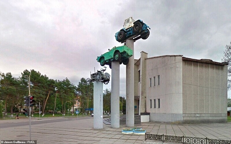 3. Памятник трактору. Славута, Украина