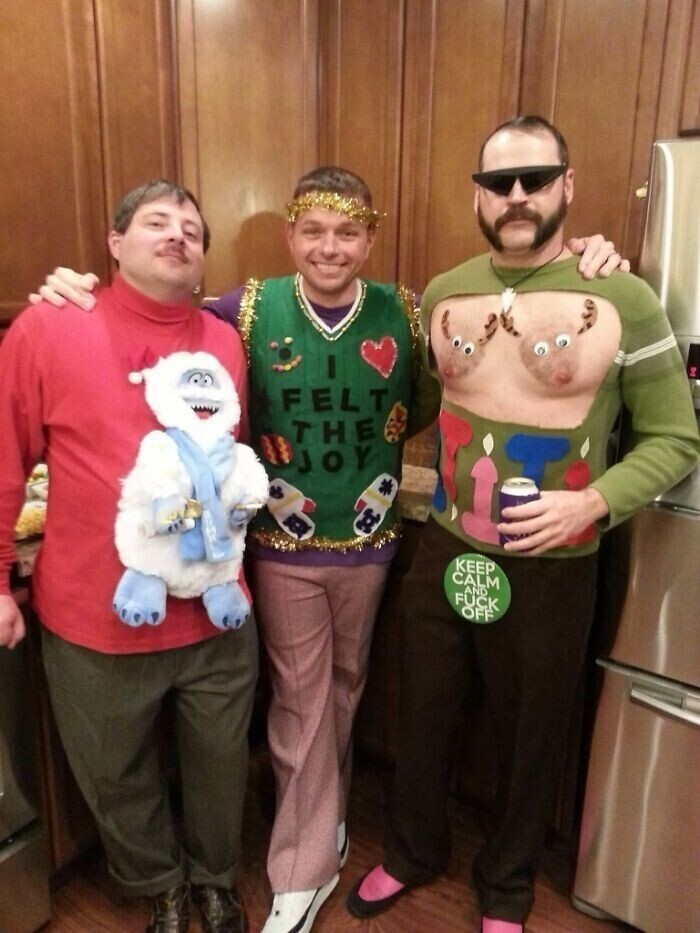 1. "Мои друзья знают толк в дурацких рождественских свитерах"