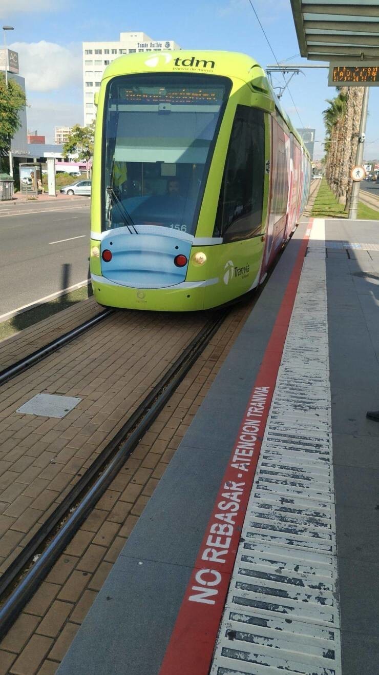 13. "Трамвай в моем городе (Мерсия, Испания) носит маленькую маску"