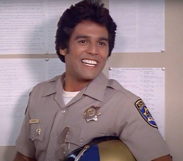 Эрик Эстрада, известный по ролям в телесериале "Калифорнийский дорожный патруль" и фильме "Король вечеринок", стал полицейским