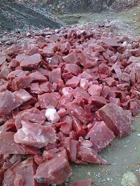 Камни выглядят как куски мяса