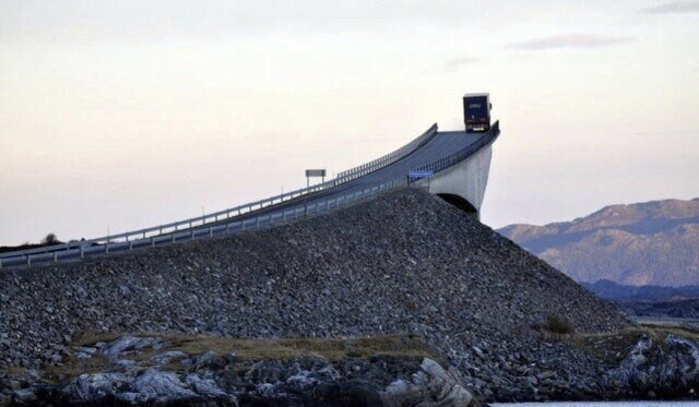 Мост с "обрывом" в Норвегии