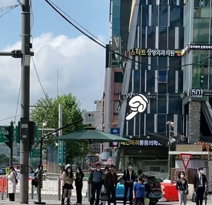 На тротуарах в Корее стоят большие зонты