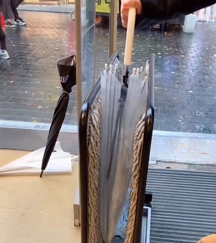 В магазинах стоят сушилки для зонтов