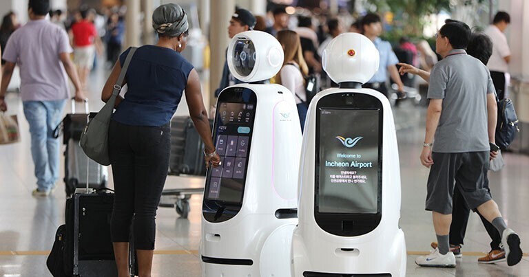 В аэропорту Инчхон работают роботы, которые показывают пассажирам путь к нужному выходу и подвозят их ручную кладь