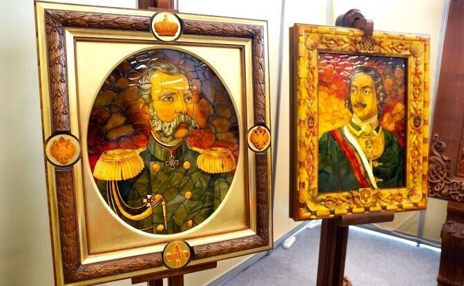 Портреты российских императоров Александра II и Петра I (слева направо) из янтаря (Фото: Виталий Невар/ТАСС) 