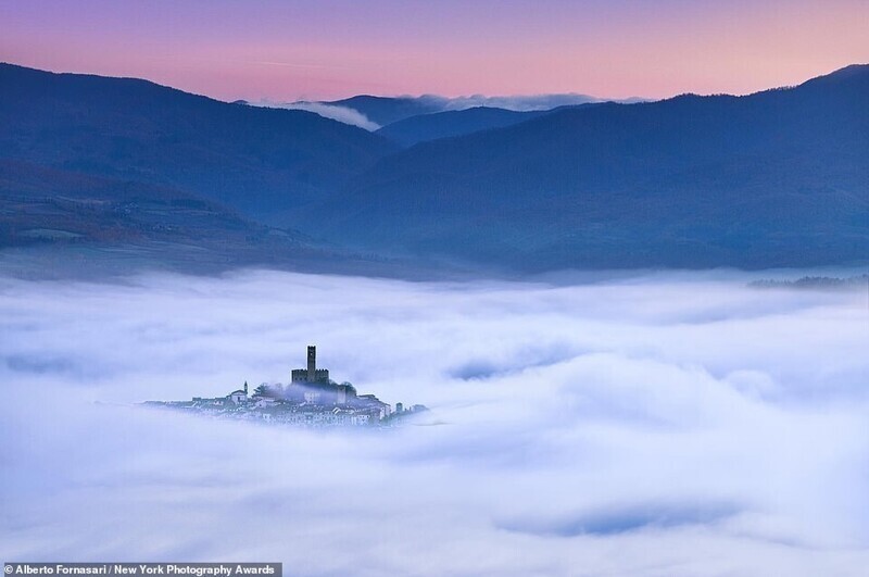 Замок Поппи в Тоскане, Италия. Фотограф Alberto Fornasari