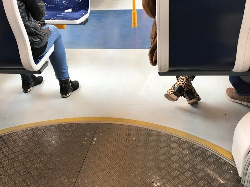 У этих пассажиров зеркальный узор на ботинках
