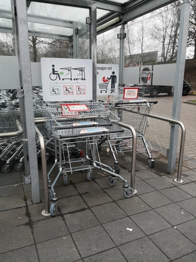 В Германии есть специальные тележки для инвалидов
