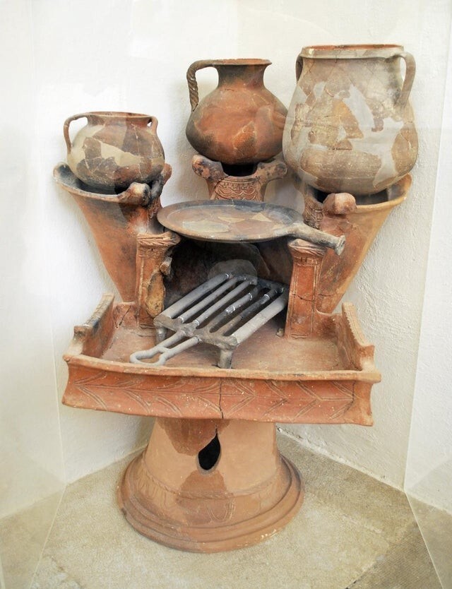 Древнегреческая глиняная печь, используемая для приготовления пищи и обогрева в II-I века до н.э.