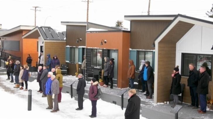 Канада открыла деревню с бесплатными мини-домиками для бездомных ветеранов