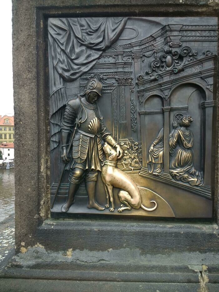Статуя с собачкой, которую прохожие трут на удачу