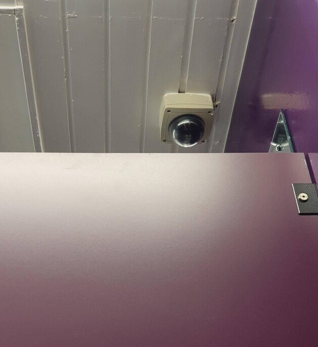 Зашла в общественный туалет, и увидела камеру на потолке