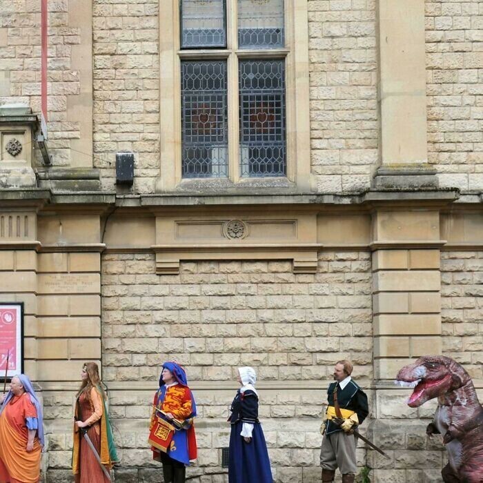 Истрические персонажи встали в очередь, чтобы попасть в музей Глостера, который открывается после реконструкции