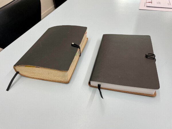 "Справа - мой новый ежедневник, слева - использованный в этом году. Изначально они совершенно одинаковые по толщине"
