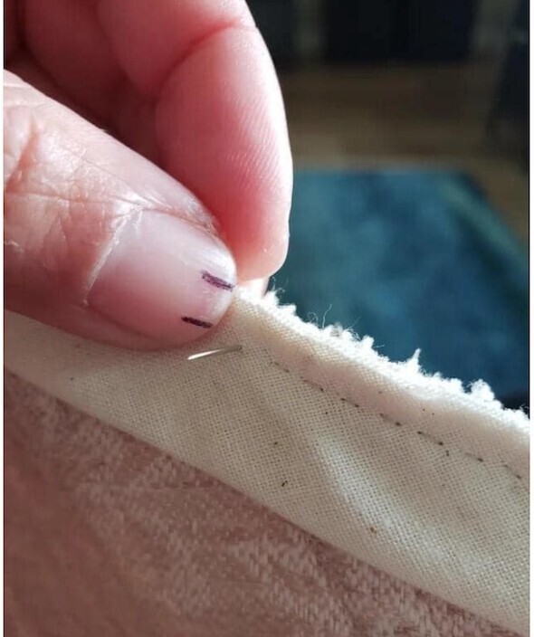 Две пометки на ногте помогут сделать ровный шов вручную