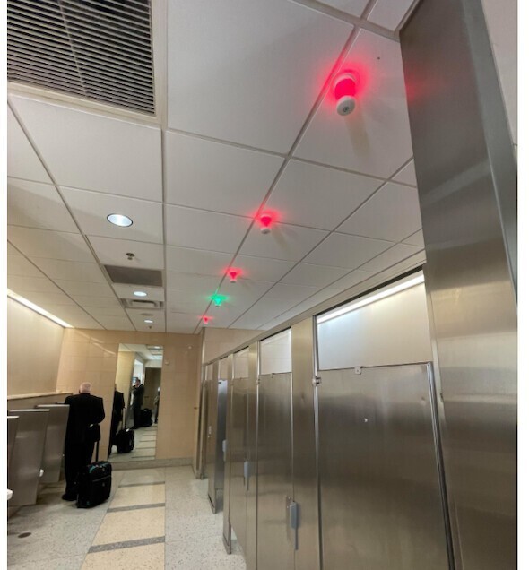 Уборная аэропорта Далласа оборудована сигнальными лампочками, которые сразу показывают, какие кабинки свободны"