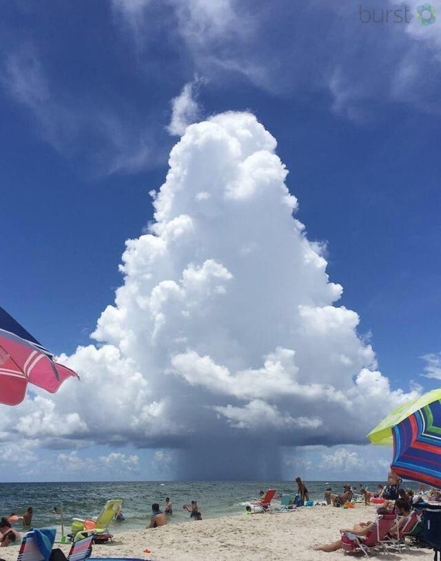 Кучевое облако на пляже